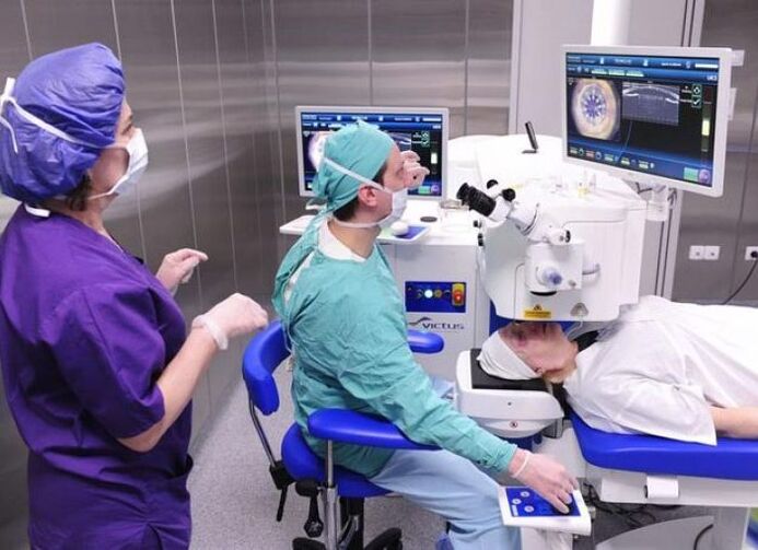 Para rupturas da retina, a coagulação a laser é realizada